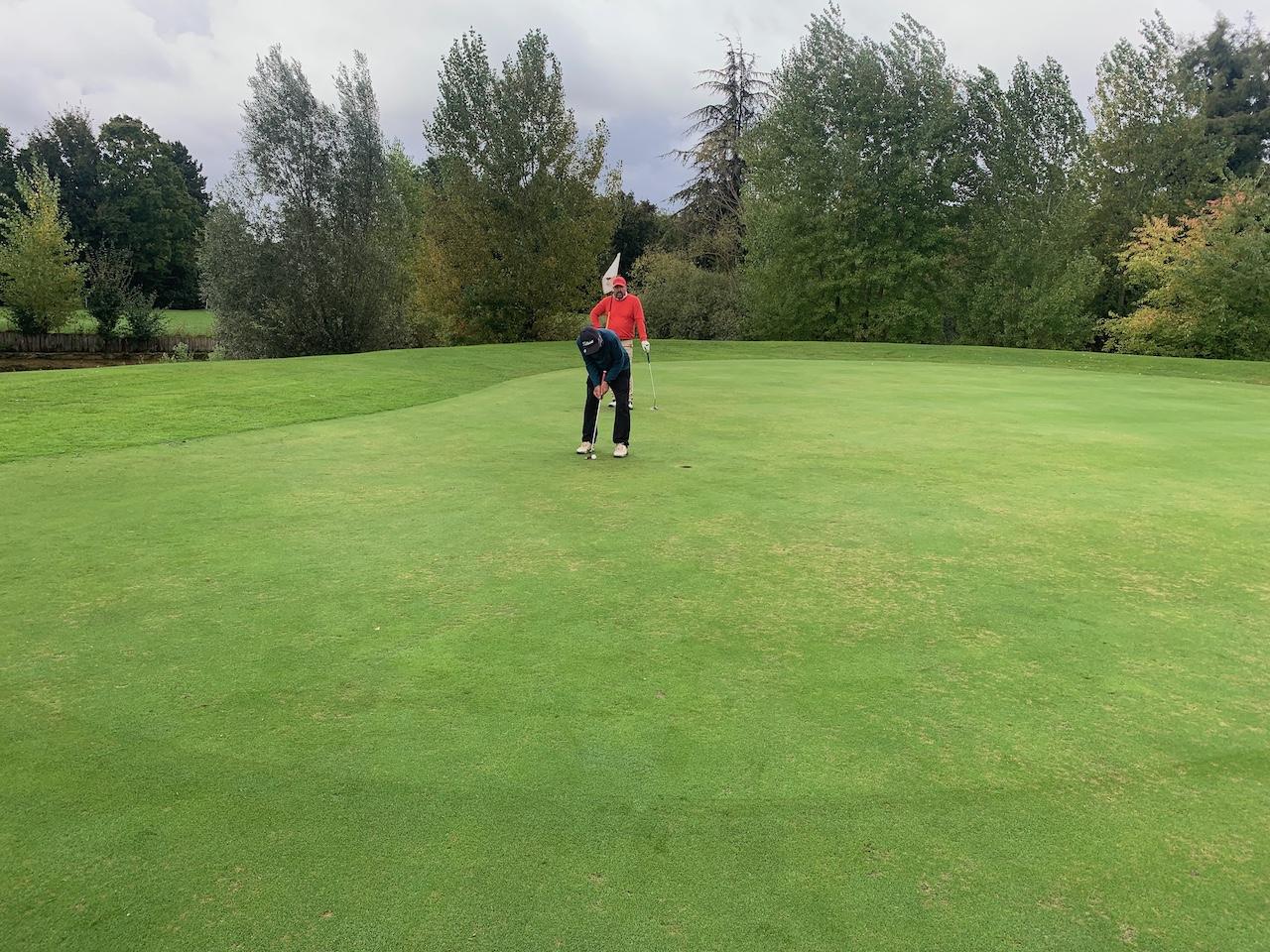 Christophe QUINTON au putting sur le green du n°8 en état moyen