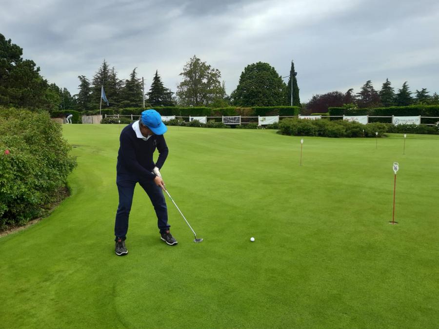 Ge verger quentin de cavalho sur le putting green